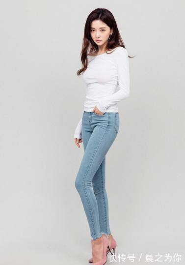 曼妙 简单舒适的牛仔裤,尽显时尚美女的曼妙身姿,突显出女神气质!