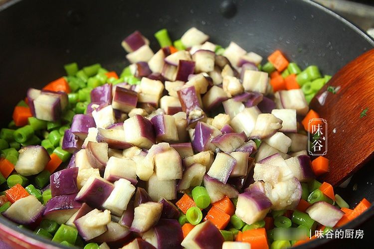 维生素p|炒茄子时，别直接下锅炒，多加这一步，茄子不油不发黑，下饭入味