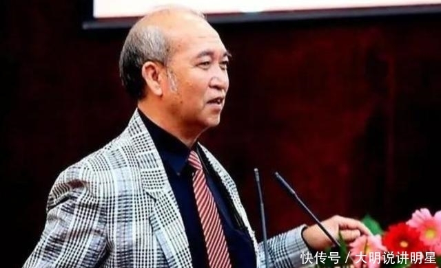  他在姨妈临终时获得藏宝图，花10年整理宝藏，无偿献给国家6万件