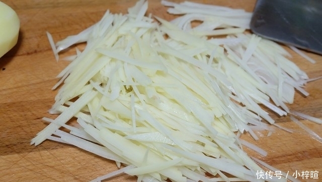 土豆、鸡蛋加面粉，轻松做出快手早餐饼，成本低营养好，值得推荐