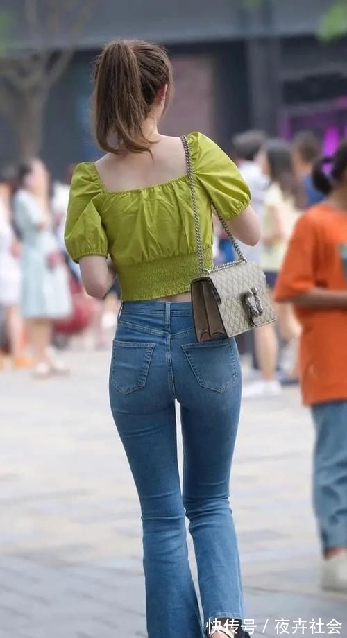 吊带 牛仔打底裤搭配时尚绿色上衣,打造整体风格,让人感觉很舒服