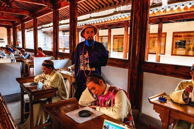 对联#9岁小孩因考试迟到,考官出对联刁难,看完下联众人拍案叫绝