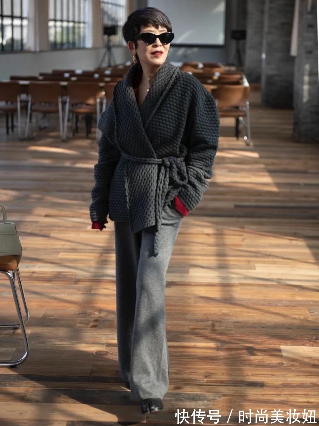 毛衣|60岁的女人越简单越高级,看这位奶奶的穿搭,显得气质又优雅