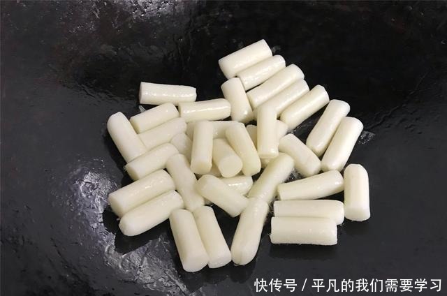 家常炒年糕，炒前多加一步，年糕软糯Q弹，入味好吃还不粘锅