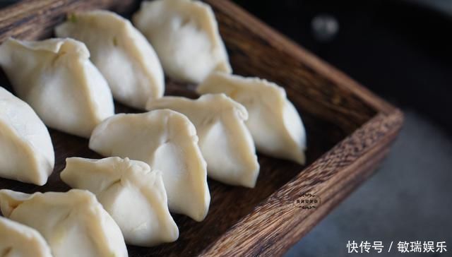 第一次用它来包饺子,超乎想象的好吃,皮薄大馅,个顶个的鲜