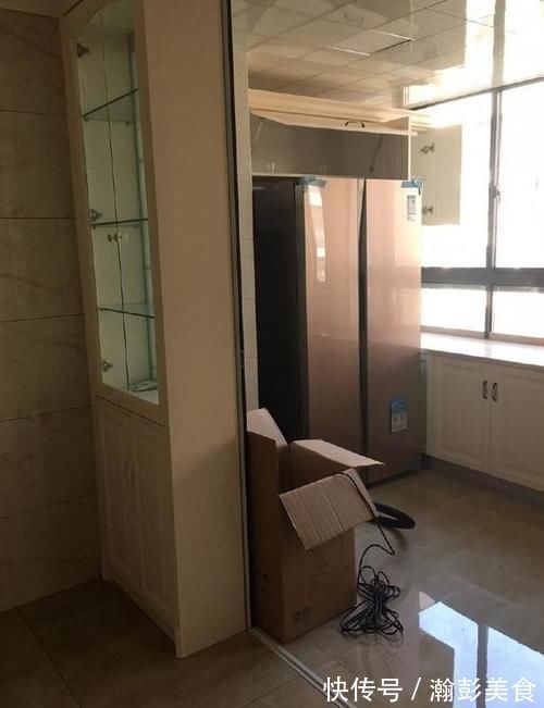 新房|参观同事家新房，全屋贴瓷砖，还把冰箱放在阳台的，头一次见啊