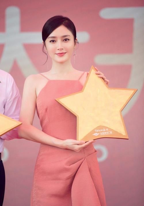 笑容|美女穿搭:小姐姐爱穿温柔的吊带,露出迷人肤色,笑容精致