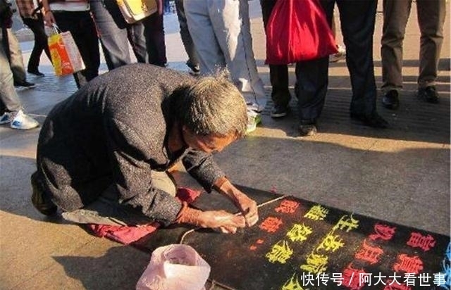 乞丐苦练10年粉笔字,字体被收购,如今成书法家,身价上千万
