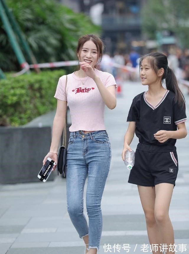 牛仔裤 粉针织衫减龄又好看，搭配牛仔更显高挑，就像邻家的阳光小妹！