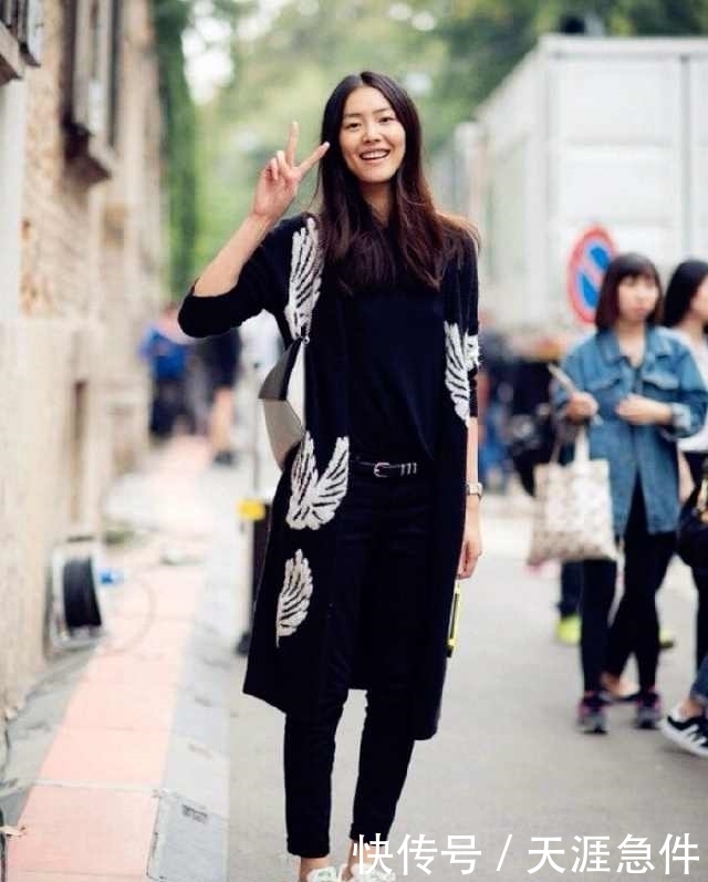 冬天穿平底鞋配大衣,太好看了,刘雯就是这样穿的,冬天一样很美