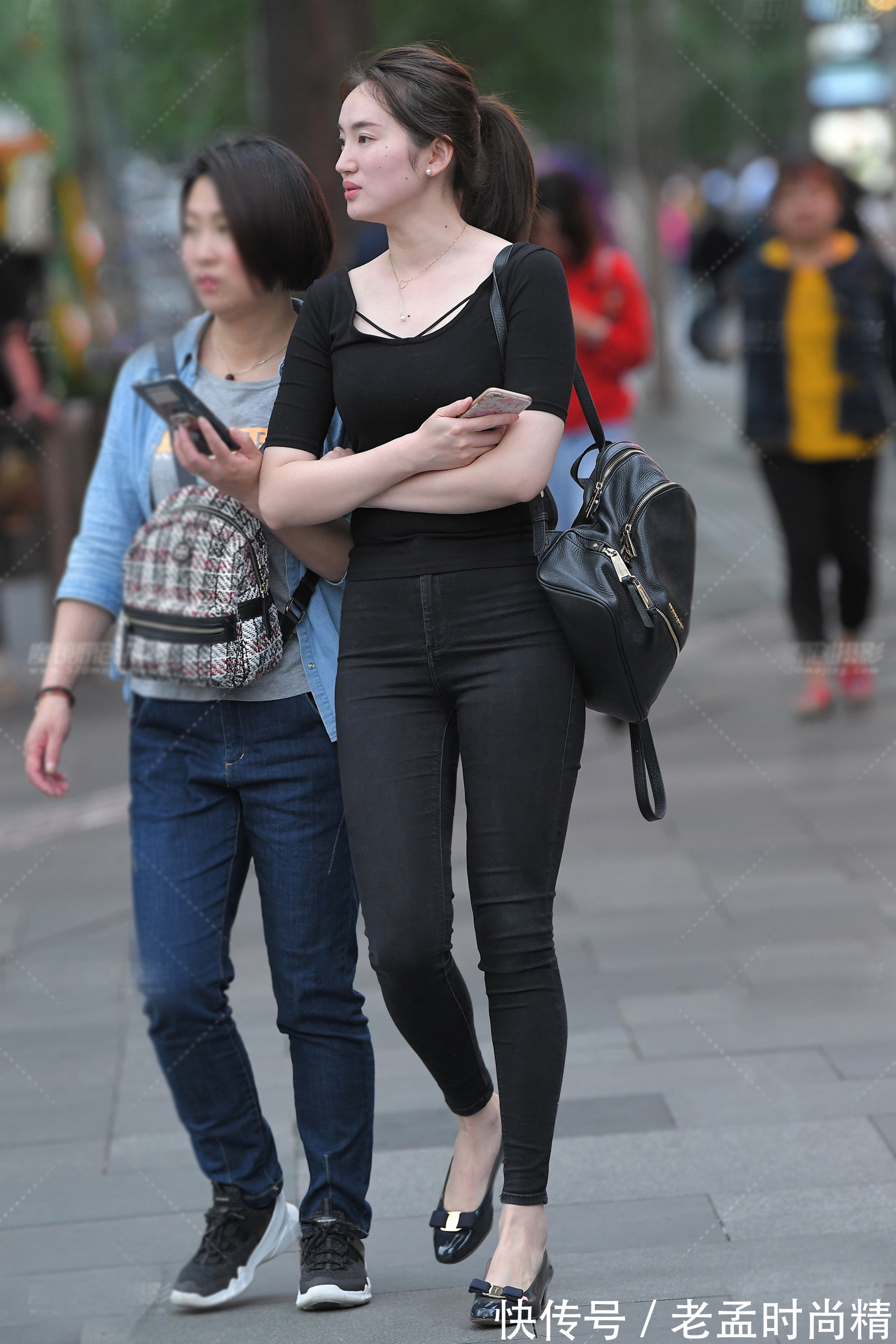 短袖衫|休闲百搭的黑色牛仔裤,穿着简约又显瘦,轻松秀出时尚大方的一面