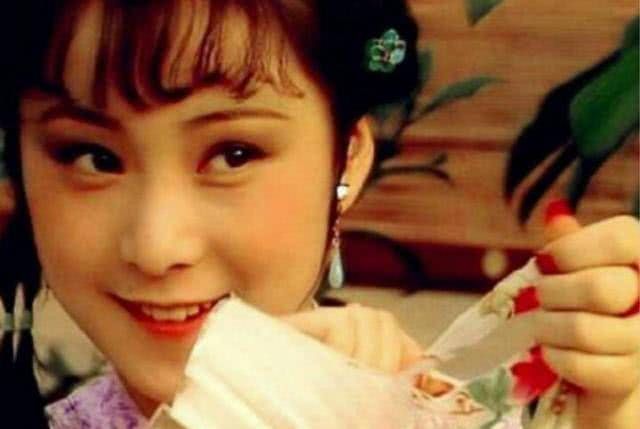  丫鬟|贾宝玉把丫鬟们当做姐妹，为何不尊重这个养育过他的长辈？