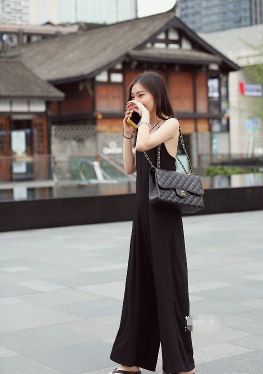 街拍:时尚感十足的小姐姐,身材柔美,特别的吸引人