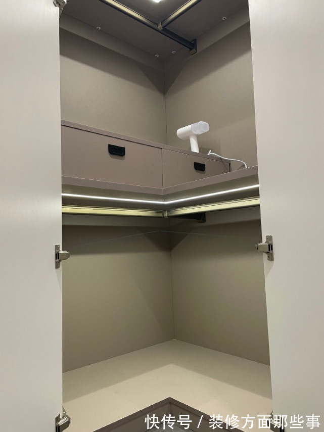 爱格|115平现代简约风,灰色影视墙是格栅和木饰面的结合