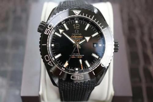 35岁左右爱运动的男士，如何选择欧米茄和劳力士的潜水腕表