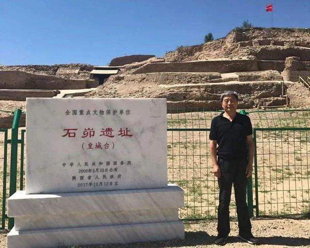 铺路石$石峁遗址的铺路石上出现谜样符号,直到今天,符号意义也没有揭晓