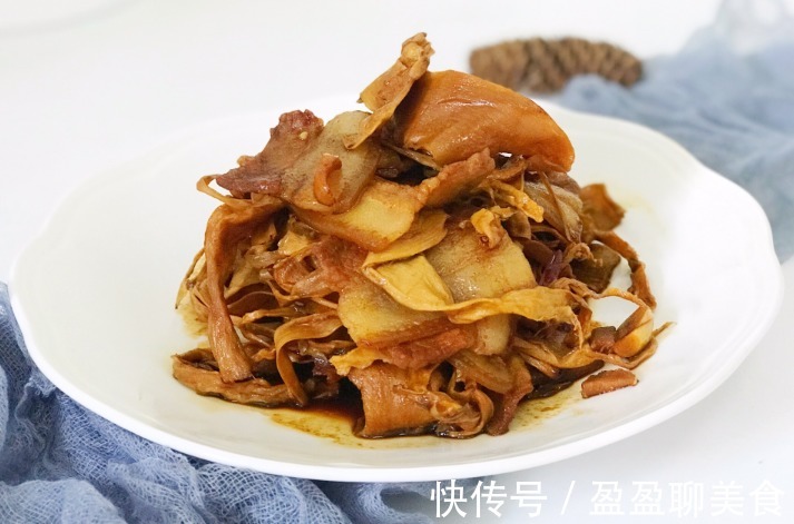 清凉败毒|五花肉最好吃的做法，和笋干搭配炖一炖，吃完连汤汁都不剩，过瘾