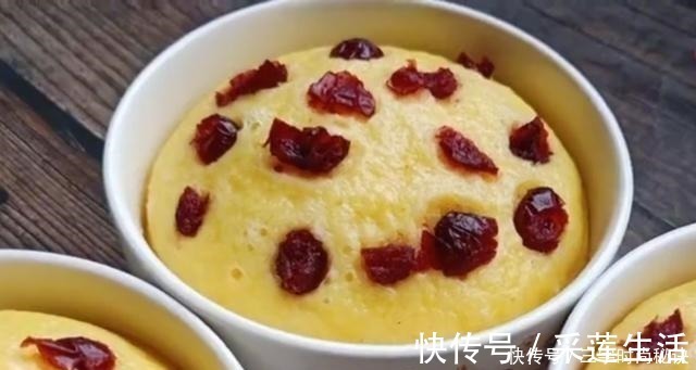 面糊|一碗玉米面两个鸡蛋，简单一搅，放锅里一蒸，比蛋糕还好吃