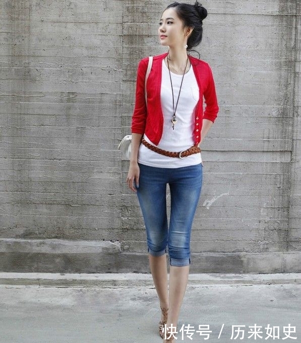 小姐姐|紧身牛仔裤:小姐姐,肤白貌美,打扮出简洁利落的穿衣风格!