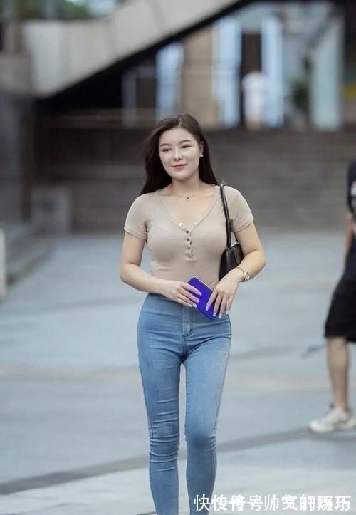 秋季 风靡一时的牛仔裤,如今却成了“烂大街”,依旧难掩修身与显瘦!