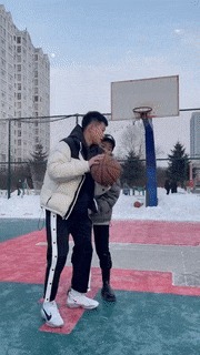 |搞笑GIF：女生千万不要穿裙子骑车 尤其是这种长裙子