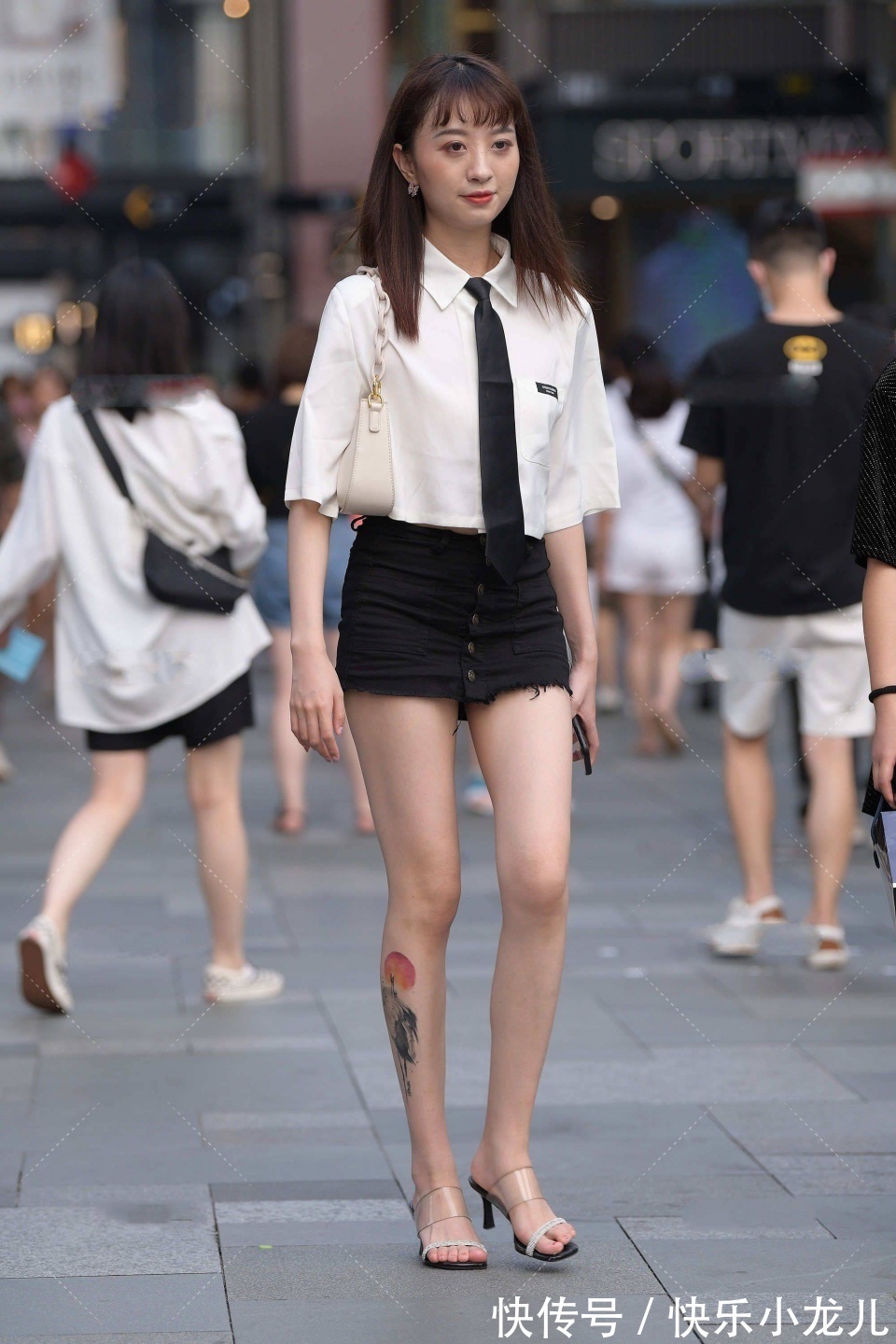 高跟鞋|穿着时尚的美女和闺蜜一起逛街,两人的穿搭形成了对比