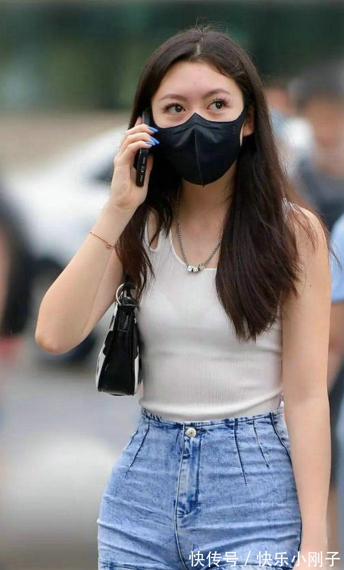 造型|白色背心搭配紧身牛仔短裤,这样的造型走在街头,看着非常不错