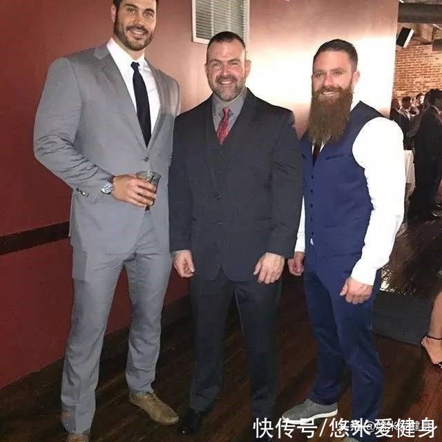 肱二头肌|美国肌肉帅哥身高2米，杠铃深蹲180公斤，4个动作提升手臂围度