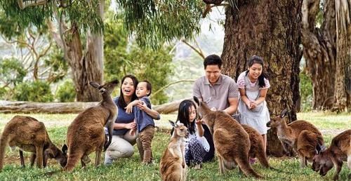 3岁儿子帮爸爸搓澡被拒绝，看清娃手上的东西后，网友：来报仇的