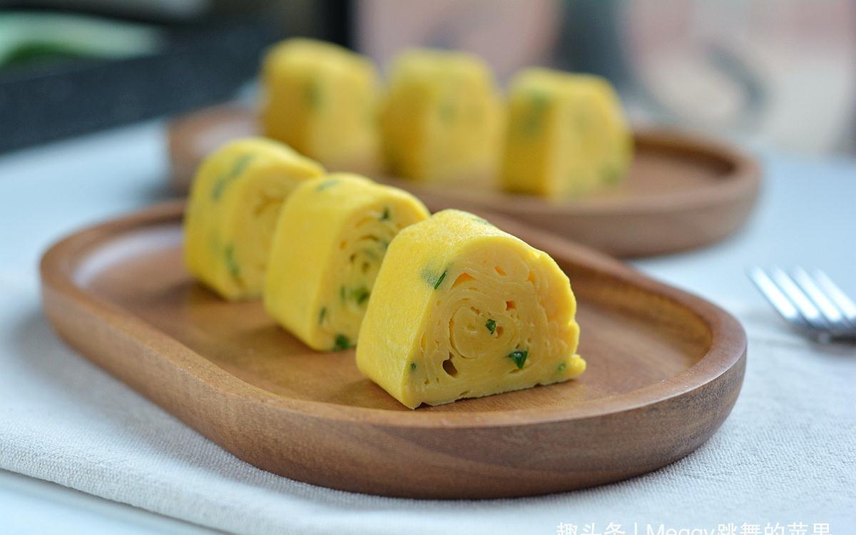 厨艺|鸡蛋的别致吃法，4个蛋摊7张蛋皮卷成筒，香嫩多汁特别显厨艺