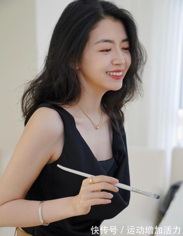 吊带 三木博主太会穿搭了，无袖吊带上衣+休闲直筒裤，很有女人味！