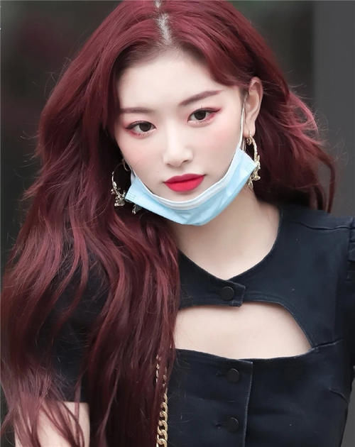 “黄头发”早就没人染了，2021年流行这几种发色，时髦显白又高级