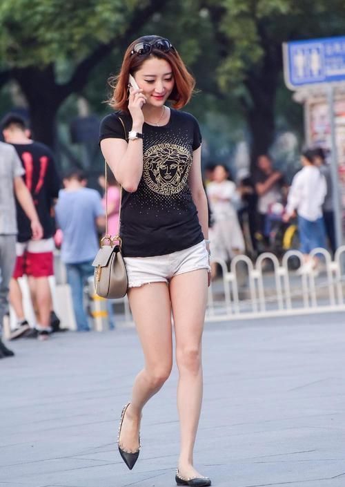 赚足|贵妇这样穿,街头赚足大家的关注,这就是传说中的“极简”