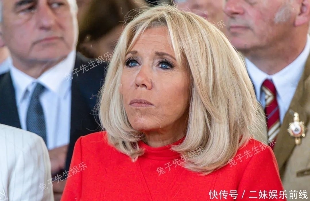 布丽吉特从头改变,梳齐刘海,涂艳丽唇膏,翘起手指“撩”马克龙