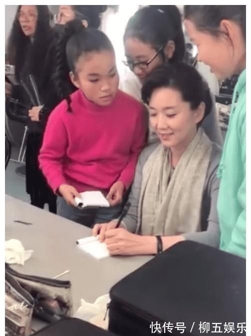 素颜 李修平快六十了,素颜秃眉皮松都很真实,但整个人散发优雅气质