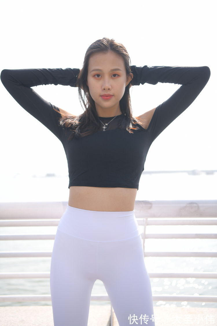 美女|美女街拍:针织衫搭配牛仔裤,走在街上显得个性十足,简单时尚又好看