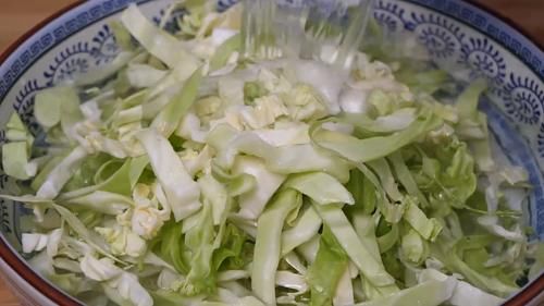 脆爽|包菜炒粉条，记住不要直接炒，技巧告诉你，粉条香滑不粘锅