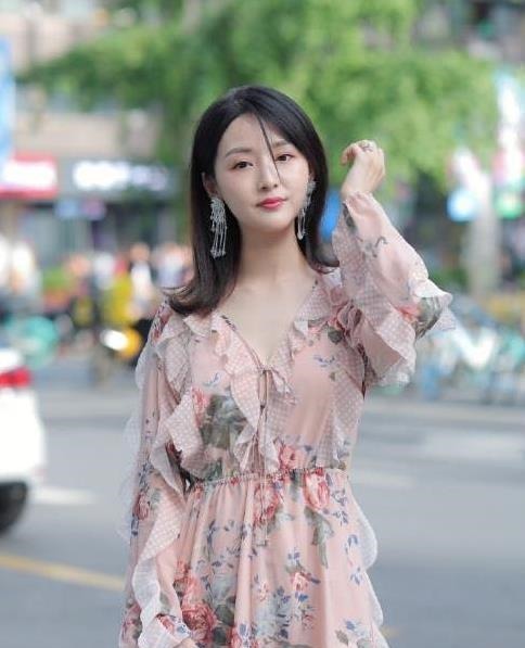 柔美 千钧一发之际，如此单薄的裙边衬托出她的柔美