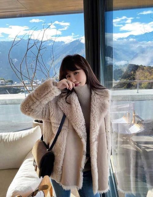 外套|美女造型真美，穿羊羔毛外套配牛仔裤简约时髦，休闲又大气！