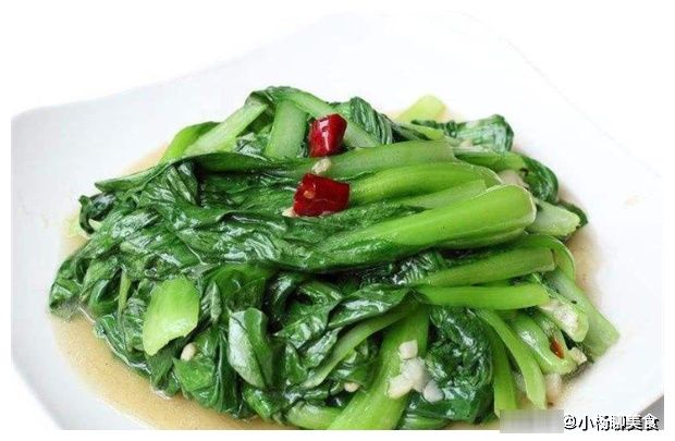 炒青菜怎么做颜色不发黑？50岁厨师长教你7个诀窍，青菜久放翠