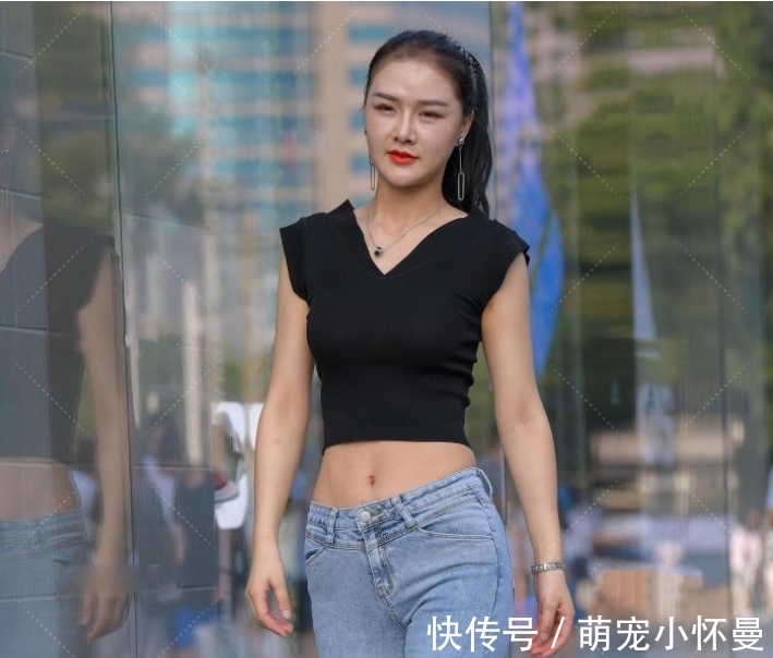 牛仔裤 V领黑色上衣搭配牛仔裤,彰显女性魅力