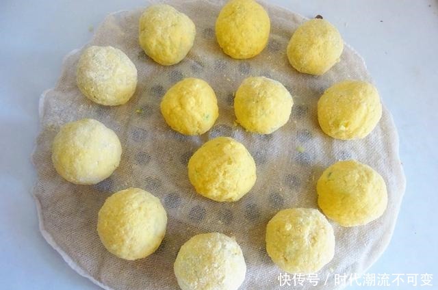 这是全家都爱吃的菜团,不用和面发面,简单省事,鲜香又解腻