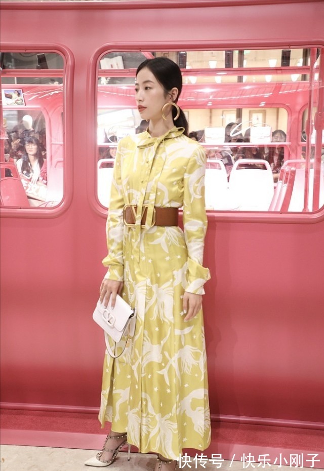 得体性 时尚穿搭，小姐姐穿亮黄色衣服，凸显出天鹅颈