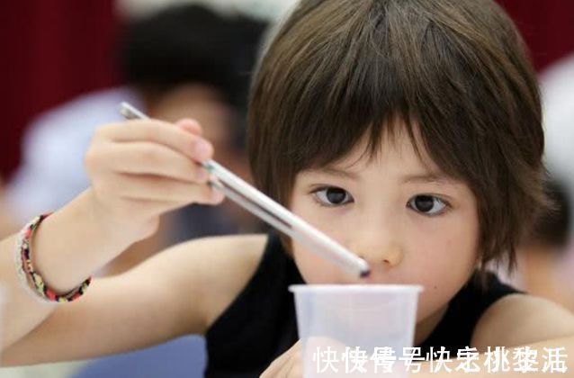 家长|娃何时学会用筷子不算晚?“用筷”过程有讲究,2岁不是最佳时机