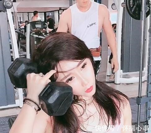 美女|看美女练的那么带劲,就知道健身房人不少!