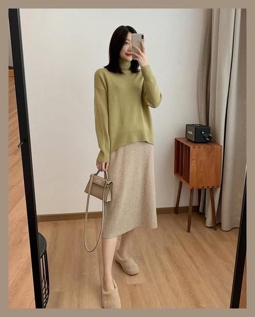 秋天的半身裙千万不要收起来!试试搭配毛衣和卫衣,时髦又高级
