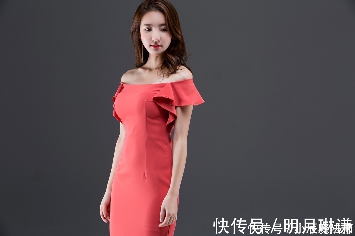 性感|美女穿搭：小姐姐爱穿紧身包臀裙，勾勒出女性韵味！