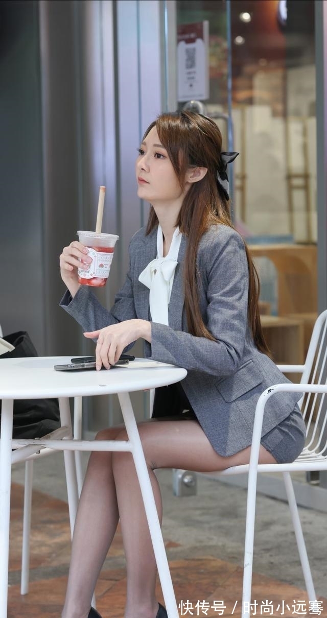 小姐姐|白衬衫加灰色西服三件套，搭配黑丝袜和高跟鞋，时尚利落又有英气