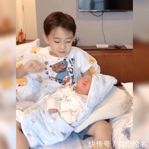 家长|7岁男孩医院照顾弟弟迅速走红，高颜又暖心，网友：想要同款哥哥
