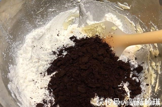 家有烤箱，试试这蛋糕做法，松软香甜，比例特好记，新手一学就会